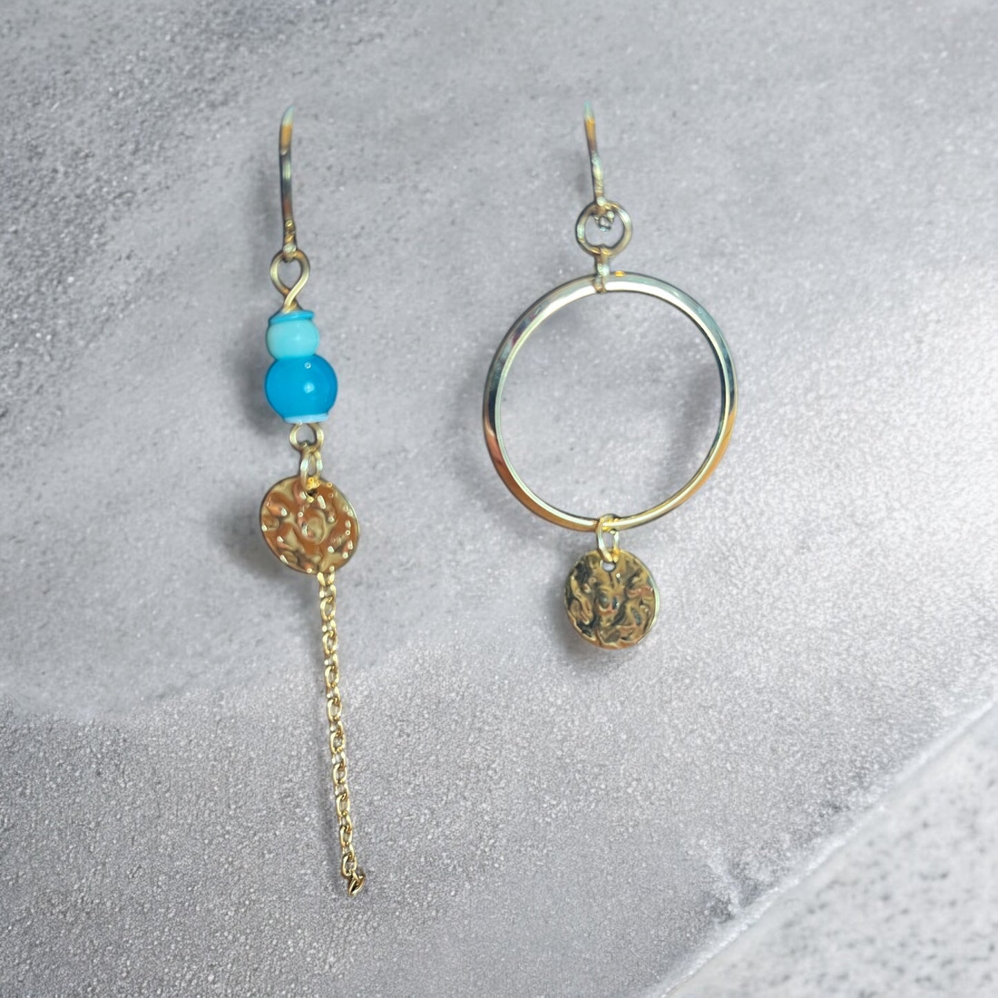 Boucles d'oreilles asymétrique avec perles bleues