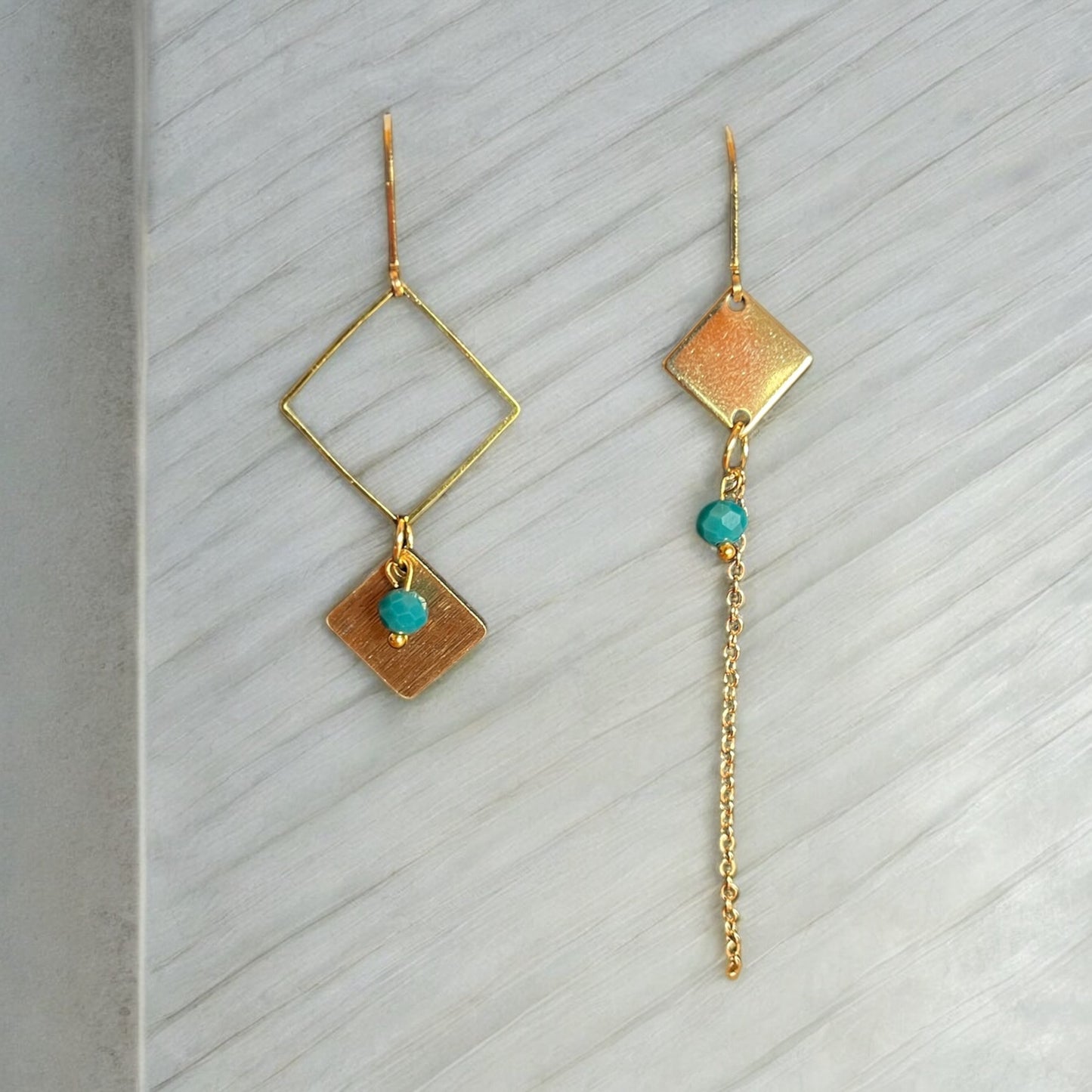 Boucles d'oreilles asymétrique avec perles vertes